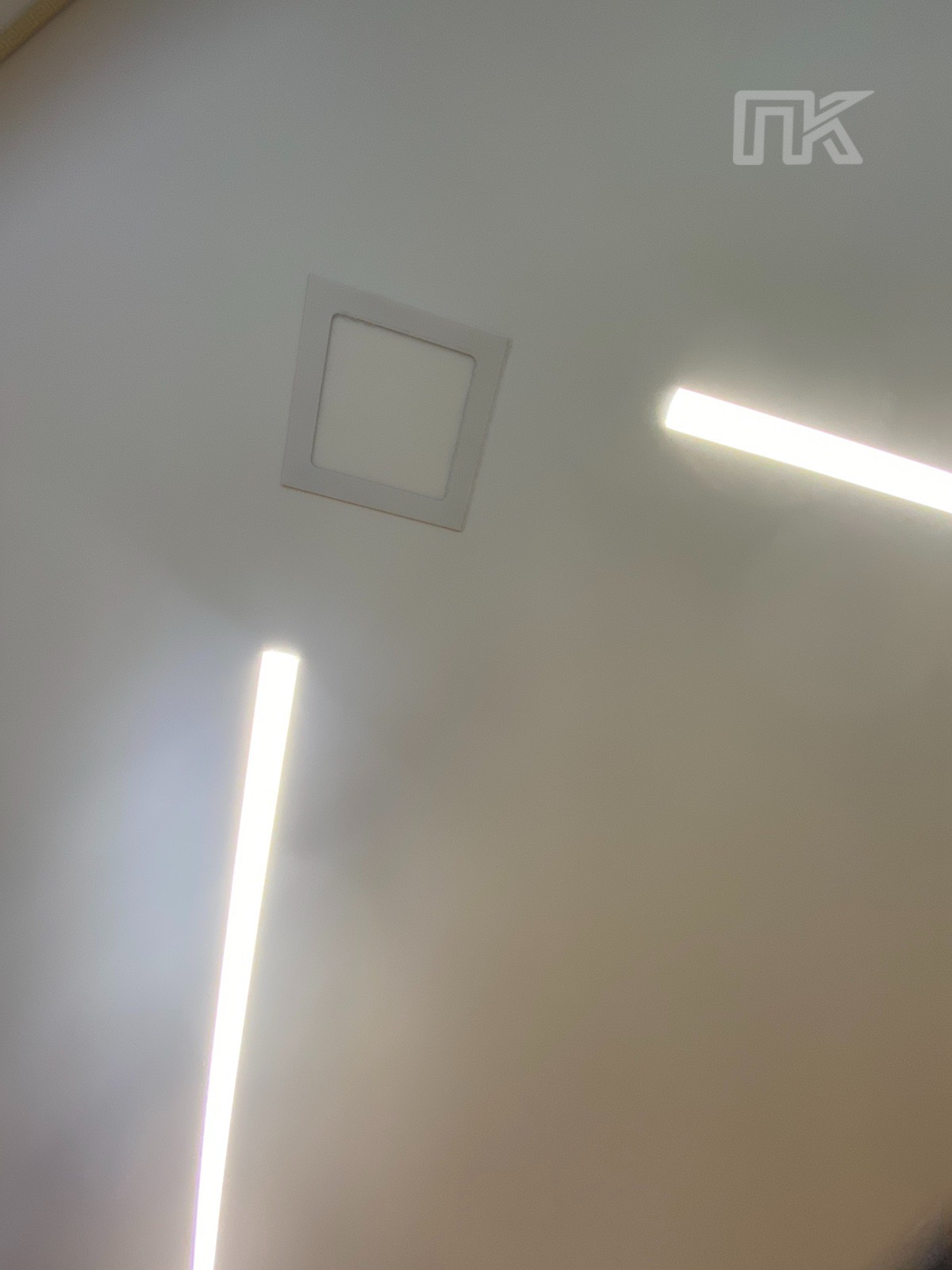 Потолок со световыми линиями