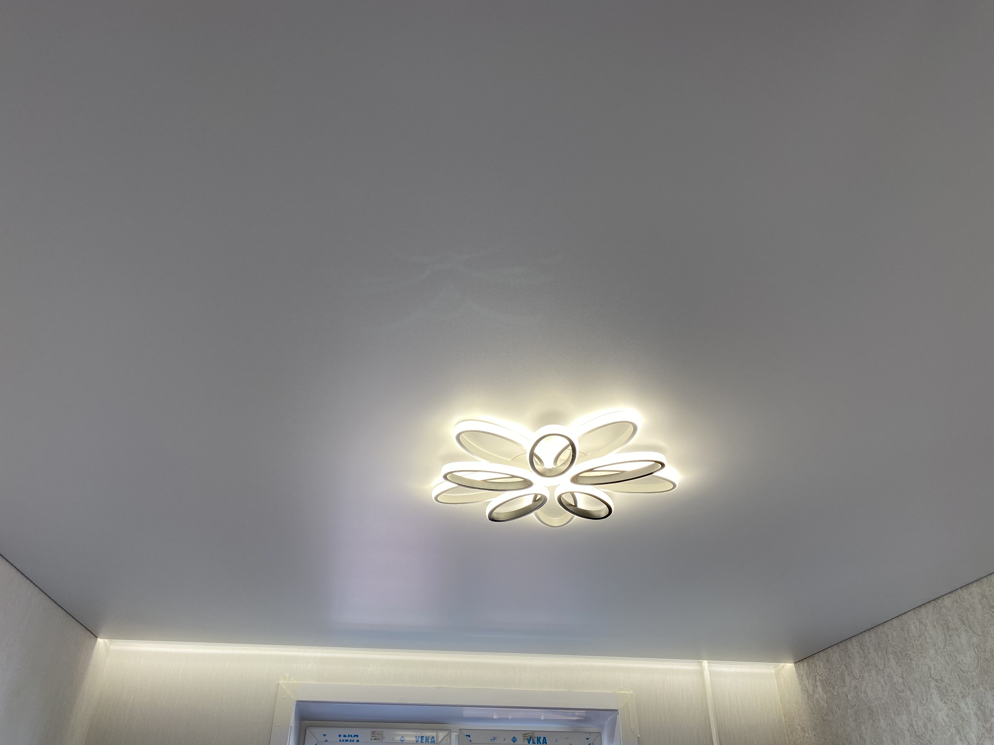 Натяжной потолок с теневым профилем, закрытой нишей и подсветкой 