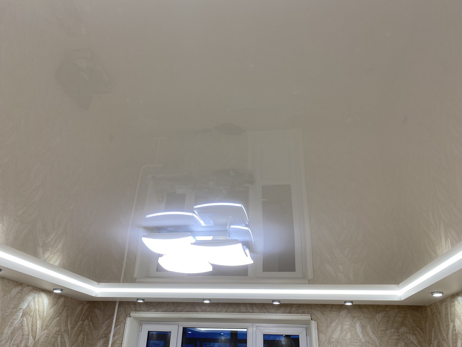 Современный интерьер, стильный двухуровневый белый потолок с острыми углами и подсветкой