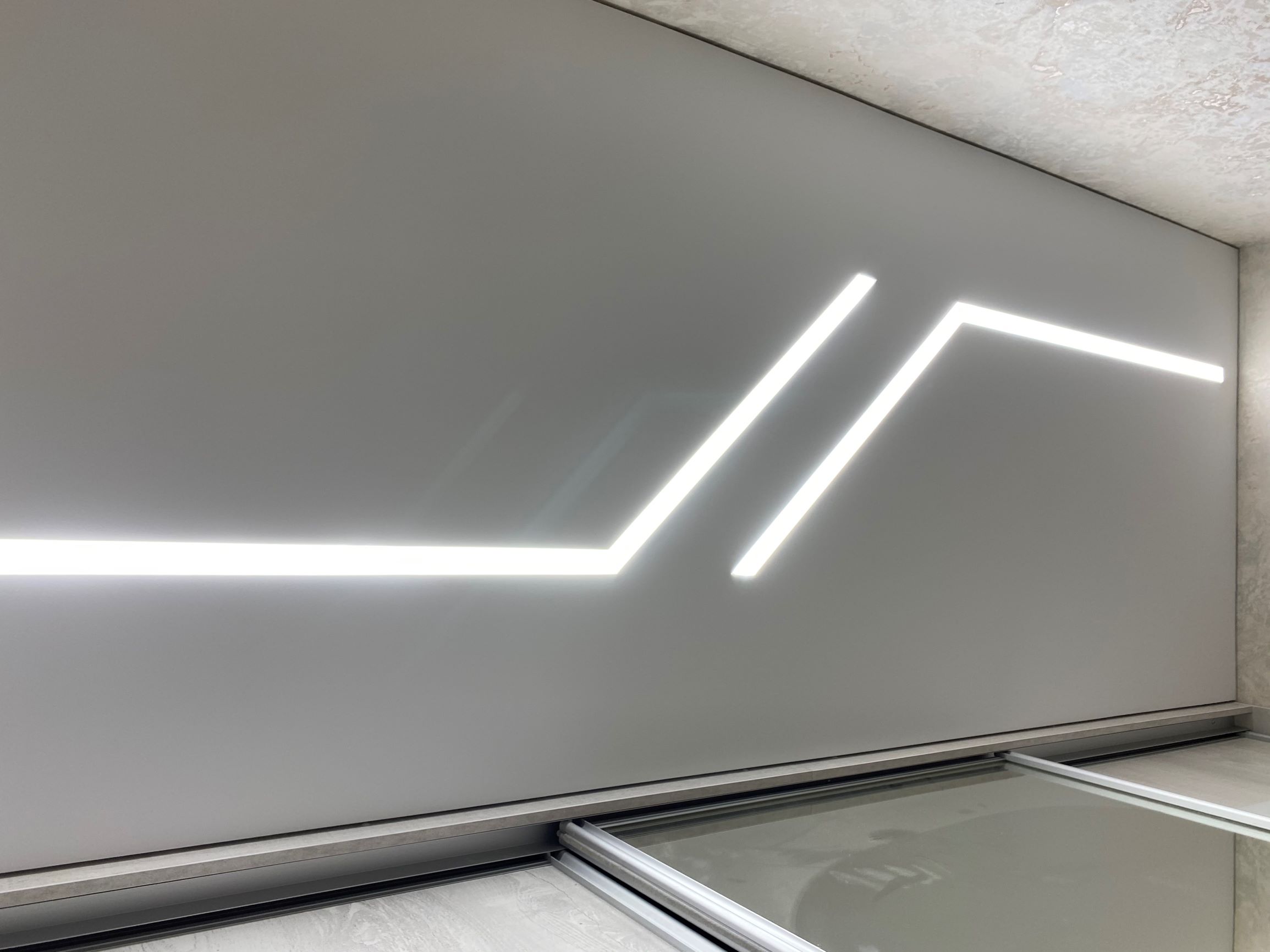 Натяжной потолок со световыми линиями от ПоТолковой компании