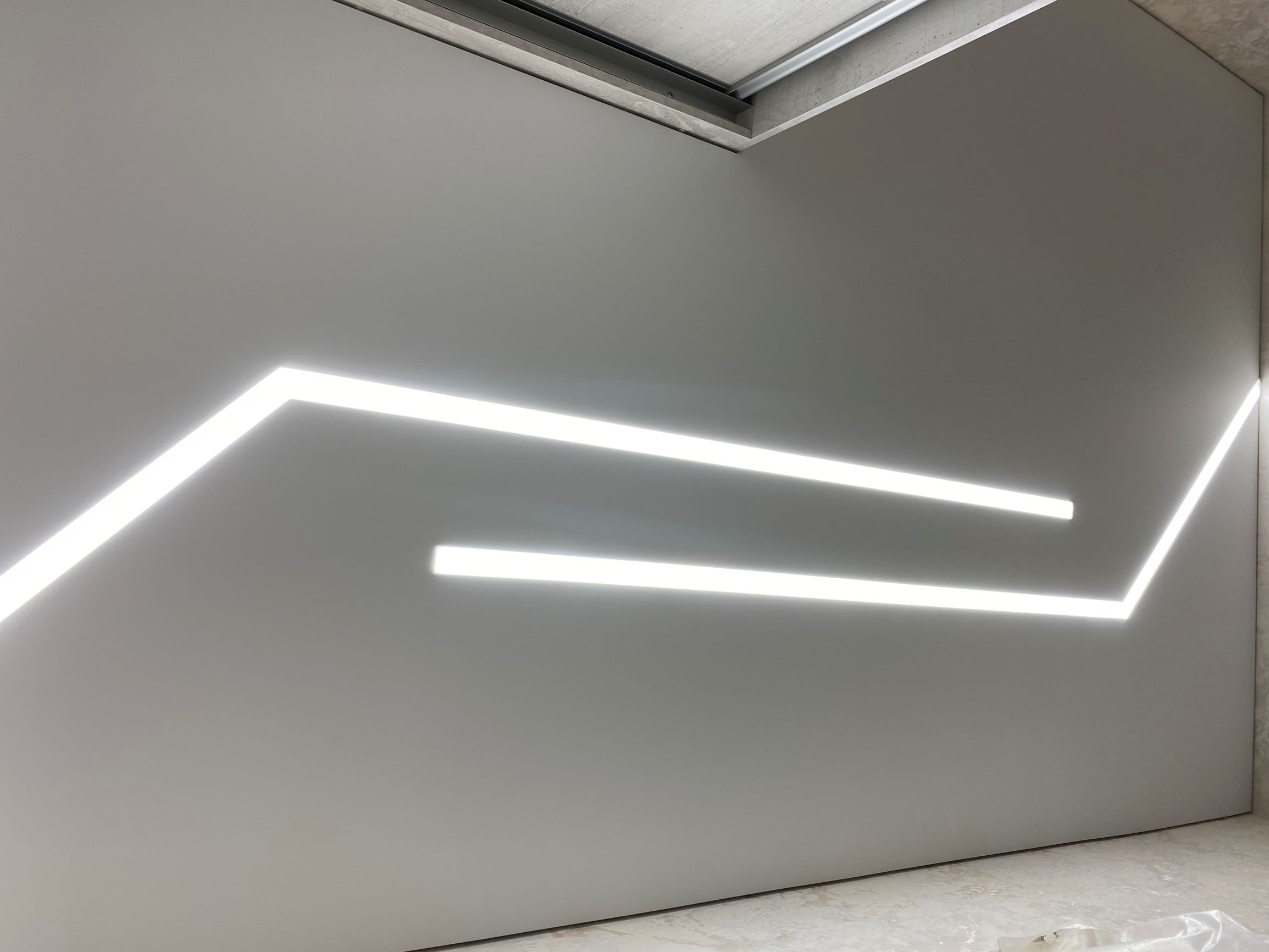 Натяжной потолок со световыми линиями от ПоТолковой компании