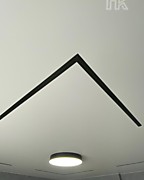 Потолок со световыми линиями, люстрой и AL нишей