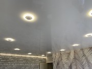 Натяжной парящий потолок с точечными светильниками
