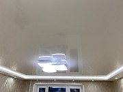 Современный интерьер, стильный двухуровневый белый потолок с острыми углами и подсветкой